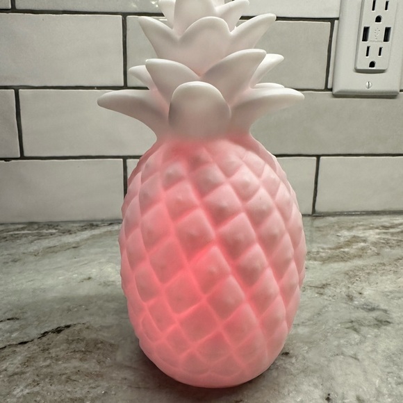 Mini LED Color Changing Pineapple - Picture 2 of 6
